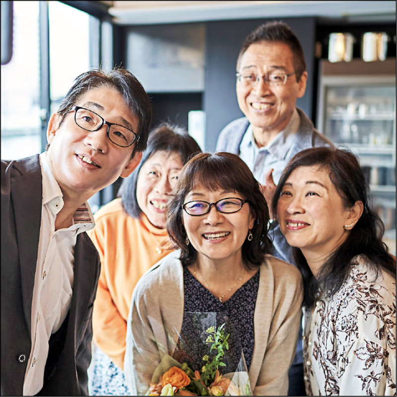 遠傳全新「優雅樂活服務」，打破傳統電信方案框架，結合5G通訊與應用，提供用戶更多健康、旅遊與生活靈感的選擇。