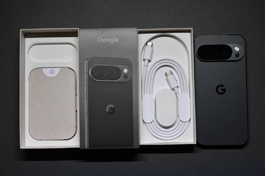 Pixel 10 Pro盒裝訴求環保,僅有手機、說明書、SIM卡針與連接線,用戶需自行購買30W以上的充電頭。