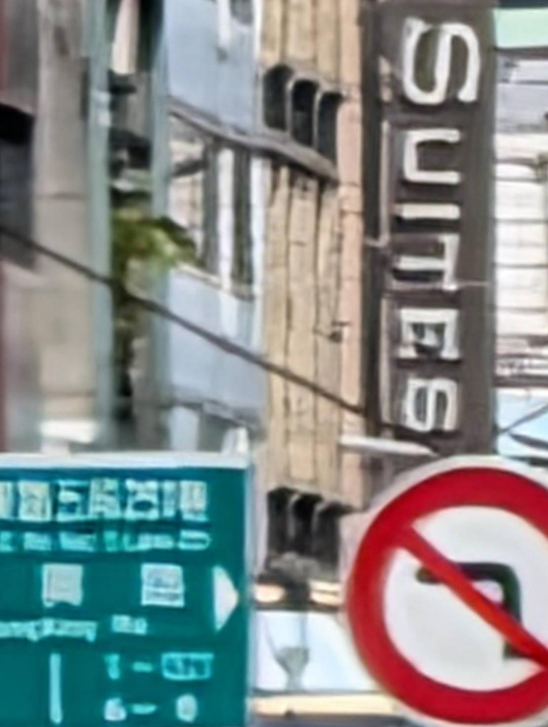 (原圖)雖然背景有效還原,但文字卻無法透過AI進行修復。