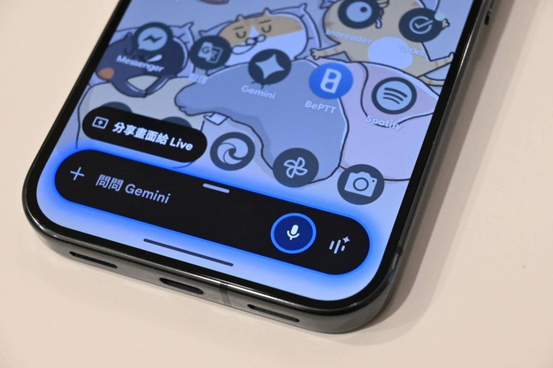 Pixel 10所有機種都內建Gemini AI助理,從螢幕底部兩側向內滑就能喚醒。