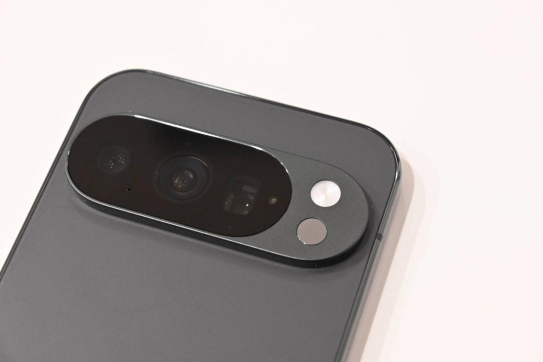 Pixel 10 Pro鏡頭從左至右依序為5,000萬畫素廣角、4,800萬畫素超廣角,以及5倍光學變焦的4,800萬畫素望遠鏡頭。