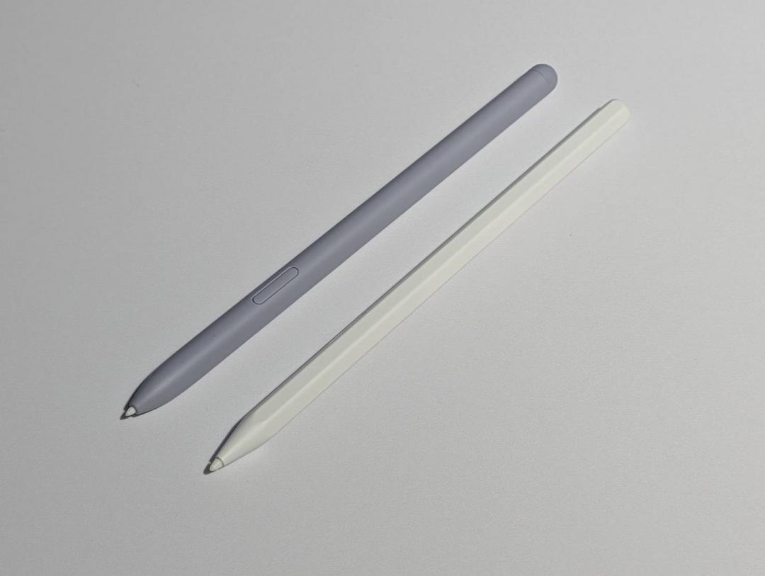 白色的 S Pen 為 Galaxy Tab S11 的全新設計,六角色不僅是更好握持,也不容易滾動遺失。(圖/記者黃肇祥攝)