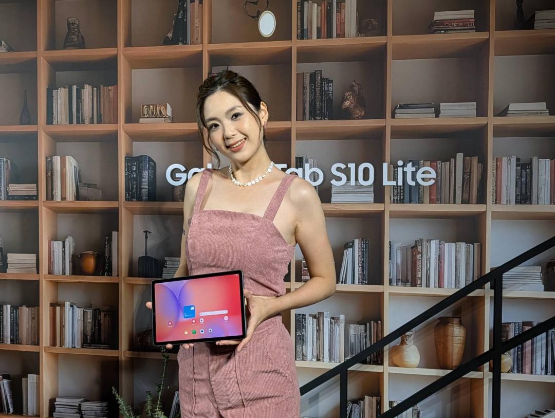 同場也帶來平價款的 Galaxy Tab S10 Lite,提供 10.9 吋螢幕,且內建了 Galaxy AI 功能,可以用「搜尋圈」即時搜尋、翻譯畫面上的內容,或是通過 S Pen 進行即時筆記,也能將潦草的筆記轉換為整齊文字,或是直接將撰寫的數學方程式計算出答案,售價 11,900 元起。(圖/記者黃肇祥攝)