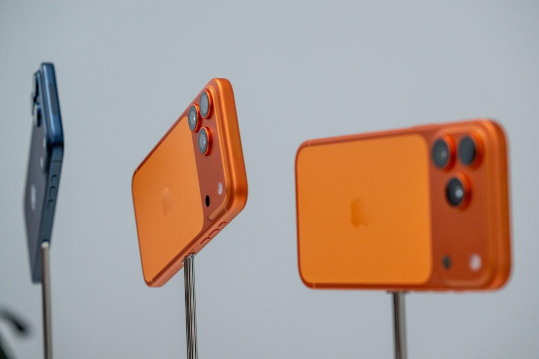 iPhone 17 Pro系列宇宙橙新色被罵醜。（圖／路透社）