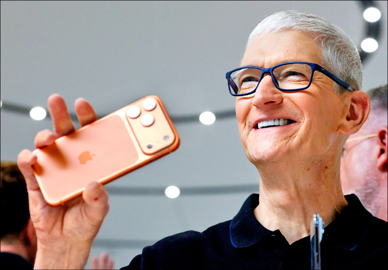 蘋果iPhone 17 Pro系列手機定位為頂規旗艦，全新推出的宇宙橙新配色掀起網路熱議，售價39,900元起。（美聯社）