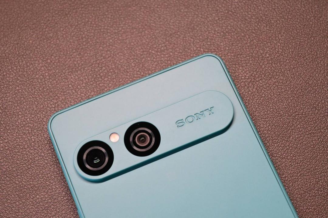 新的鏡頭模組改為水平擺設，並且將 Sony LOGO 刻在一旁。