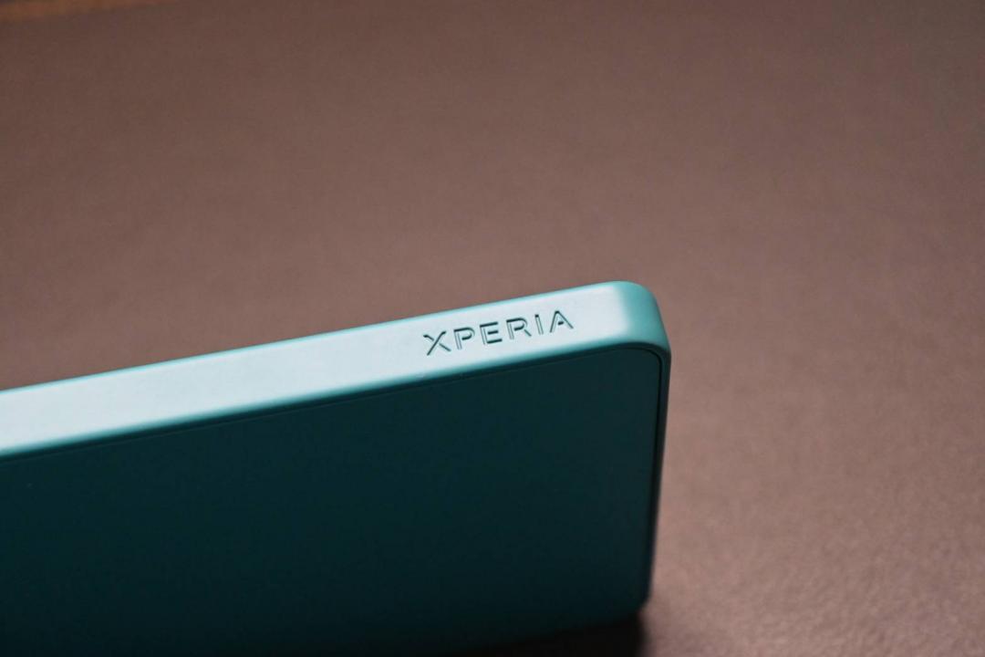 在機身側邊更能找到 Xperia 的刻紋。
