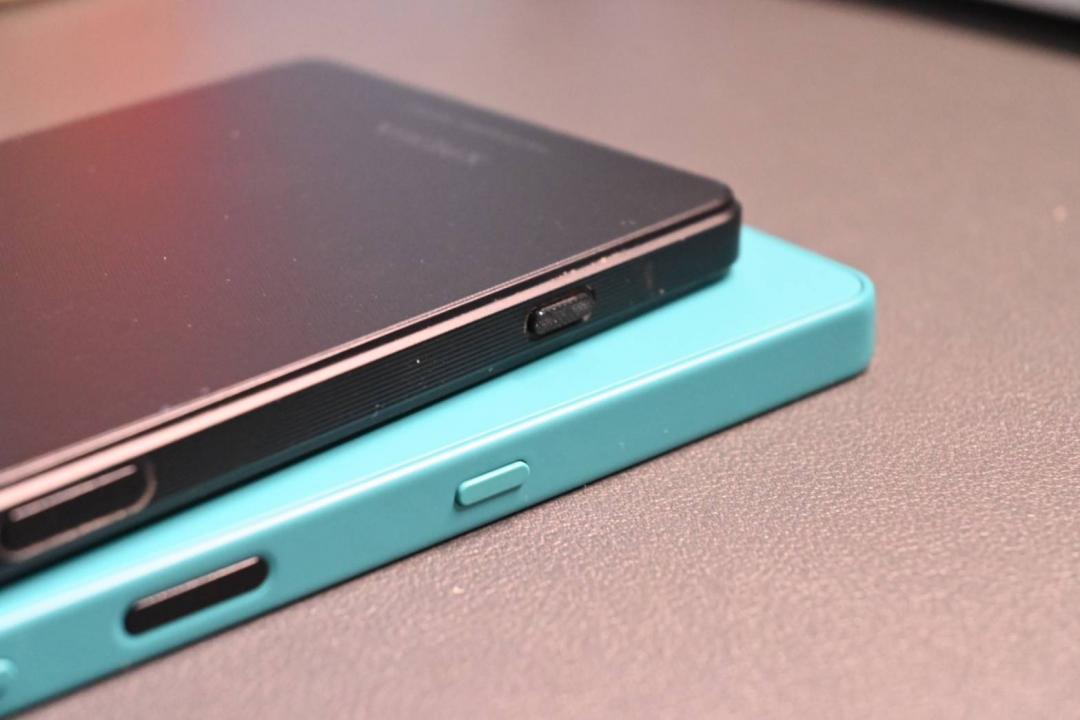 上方為 Xperia 1 VII，快門鍵比較靠底部，有利於橫向拍攝，Xperia 10 VII 則是以直向為主。