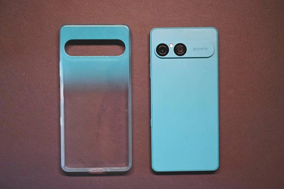 Xperia 10 VII官方保護殼刻意在下方設計為透明的，能夠放入小卡、貼紙等等。