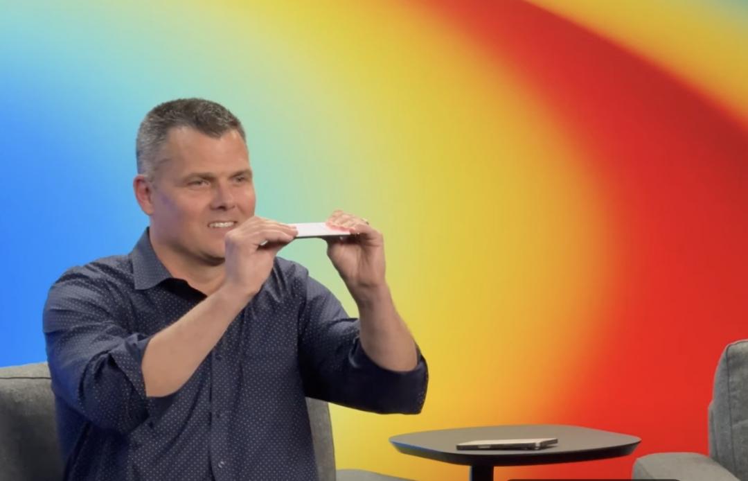 蘋果高層要記者直接用力扳彎iPhone Air測試耐用性。(圖/翻攝YT)