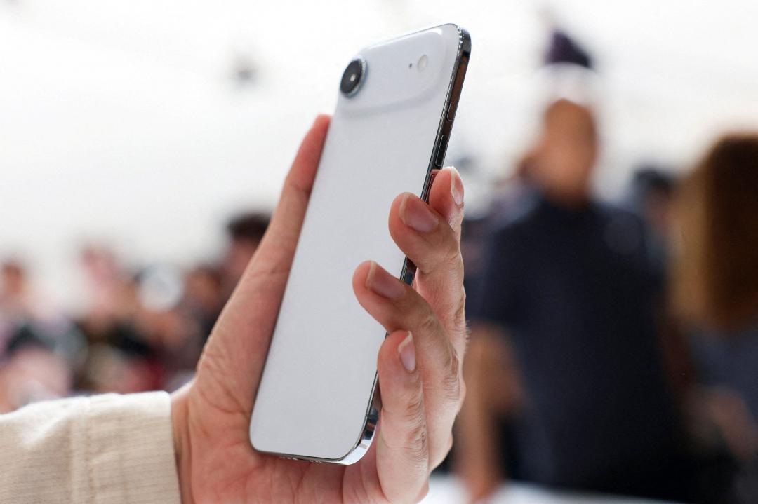 蘋果高層稱iPhone Air是實踐賈伯斯夢想。(圖/彭博社)