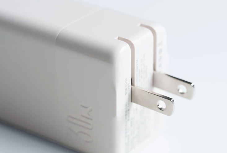 自帶AC插頭的行動電源可以用插座直接充電,不用額外攜帶充電頭更方便。