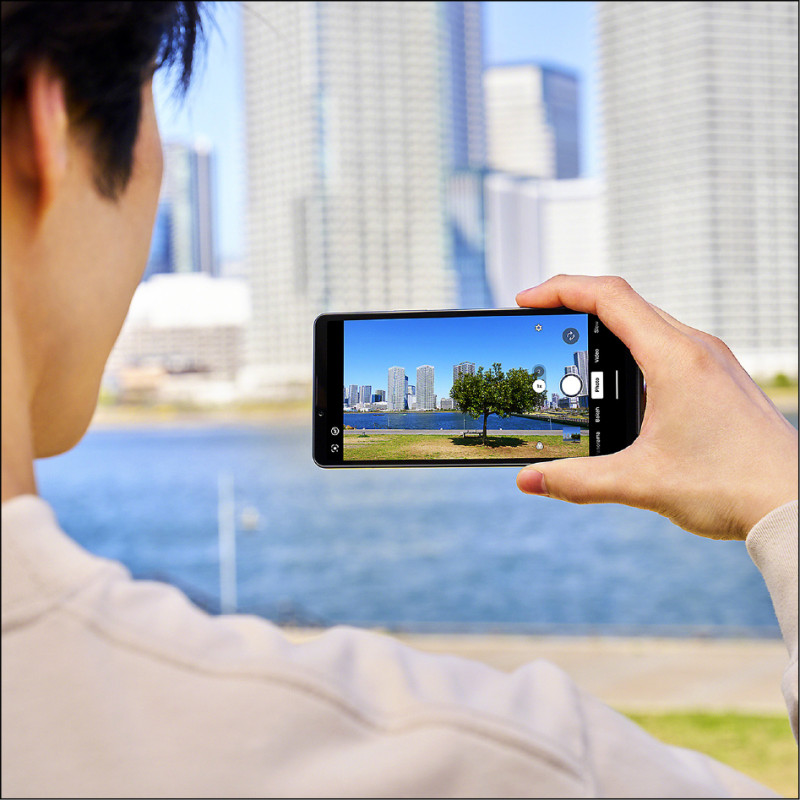 Xperia 10 VII新增實體快門鍵，即使鎖定螢幕也能即時拍攝，還能一鍵輕鬆截圖，操作更直覺。