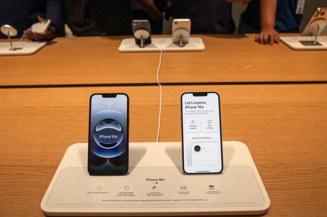 蘋果iPhone 16e竄升全球最暢銷手機前十名。（圖／路透社）