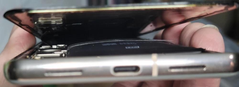 從圖片清楚可見，電池確實出現膨脹問題，此為Pixel 7 Pro。(圖／翻攝Reddit)