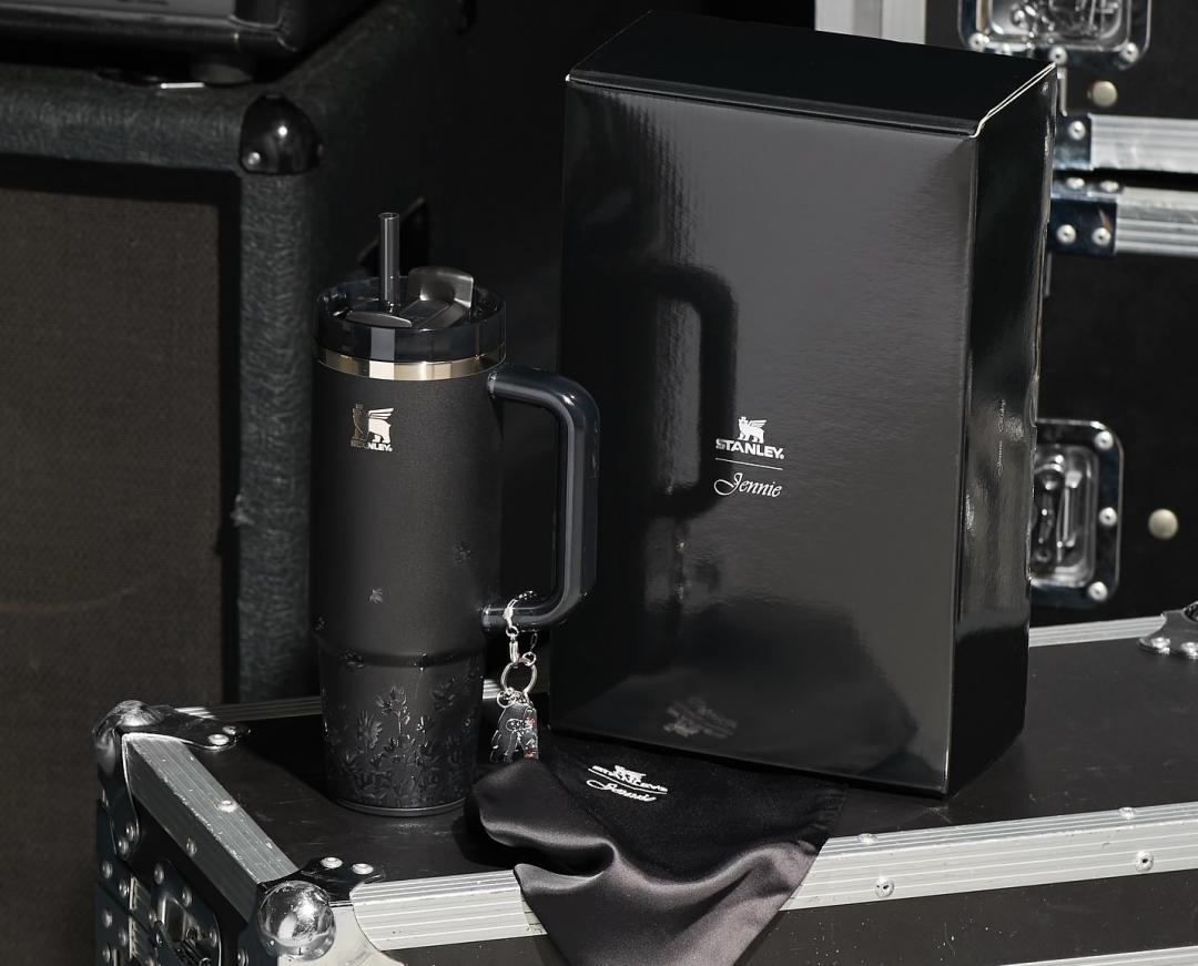 Stanley 1913 x JENNIE Quencher Luxe Tumbler奢享吸管隨手杯2.0（0.88L），售價2,880元。（圖／永新瓦提供）
