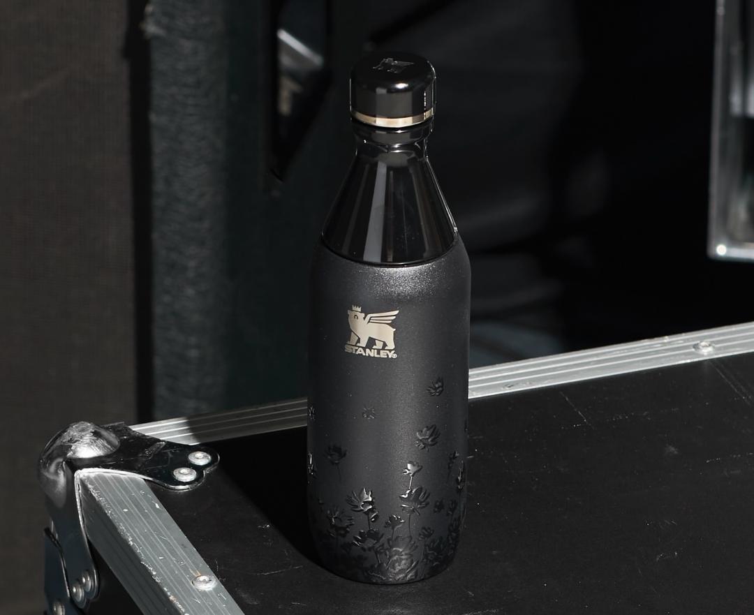 Stanley 1913 x JENNIE All Day Slim Luxe Bottle奢享曲線隨行瓶（0.35L）  ，售價1,680元。(圖／永新瓦提供）
