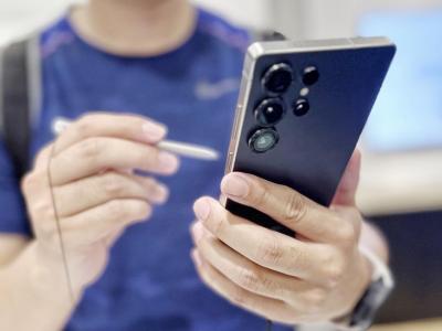 迎戰 iPhone 17 開賣!Android 最熱銷機皇下殺 1.2 萬元搶市 迎戰 iPhone 17 開賣!Android 最熱銷機皇下殺 1.2 萬元搶市