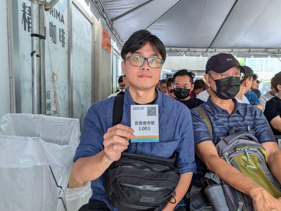 本次負責排隊並拿到 001 序號的是許先生的弟弟。（圖／記者黃肇祥）