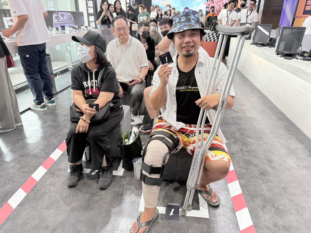 台灣大哥大首賣會頭香黃先生，拄著拐杖來排隊。（圖／記者吳佩樺攝）