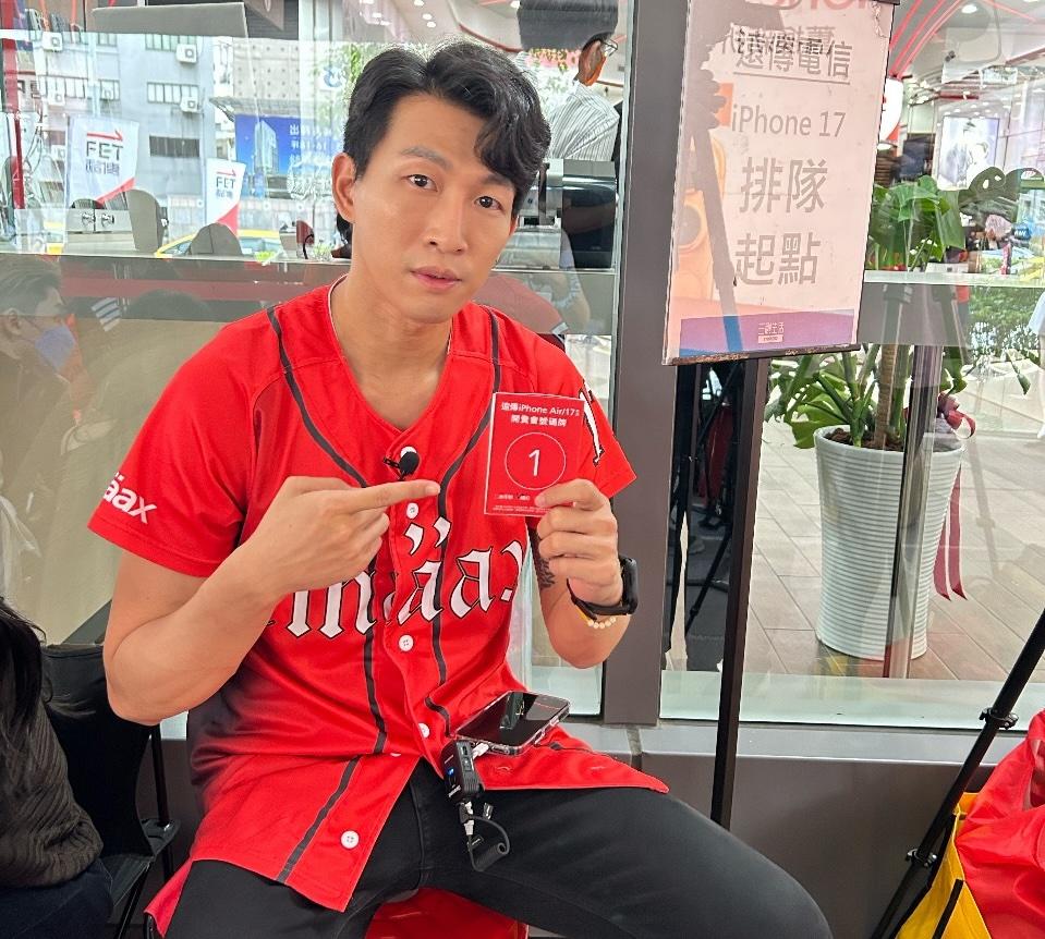 遠傳電信頭香蔡先生本身是一名攝影師，因為注重手機的拍攝能力，選擇入手iPhone 17 Pro。（圖／記者吳佩樺攝）
