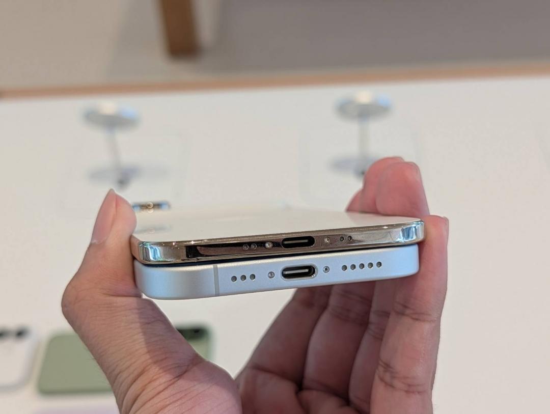 上為 iPhone Air，下為 iPhone 17（圖／記者黃肇祥攝）