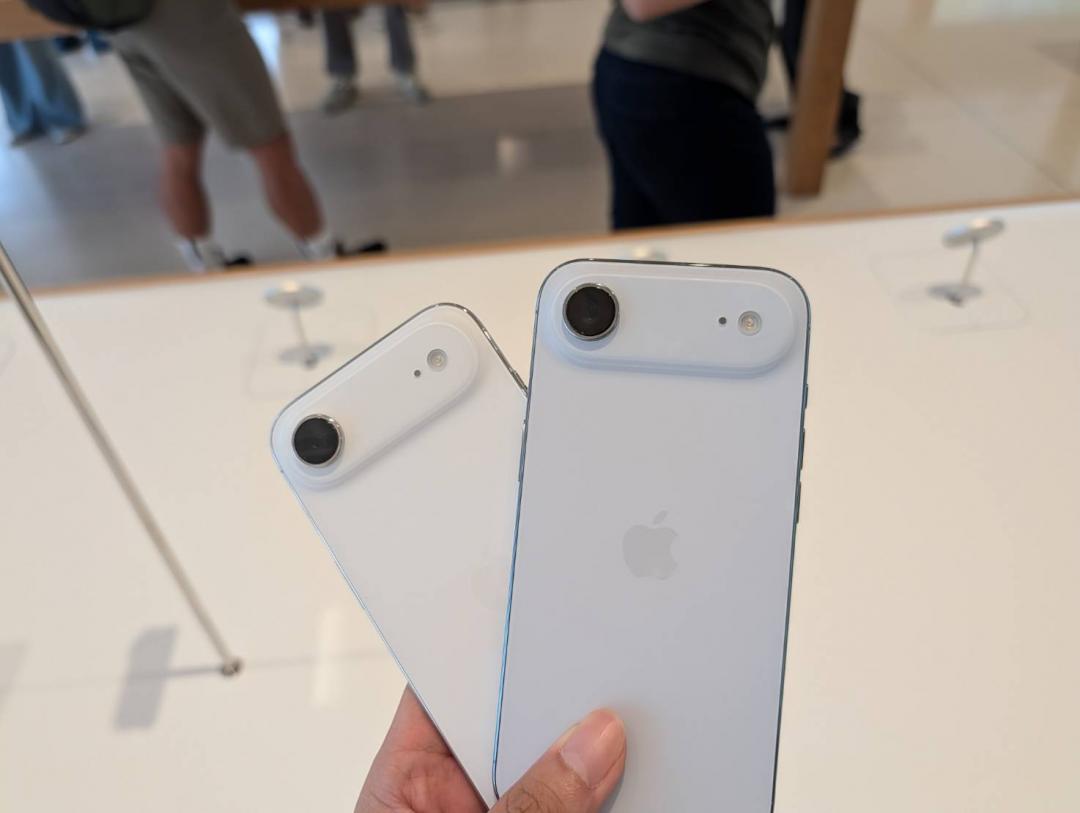 左為雲白色，右為天藍色（圖／記者黃肇祥攝）