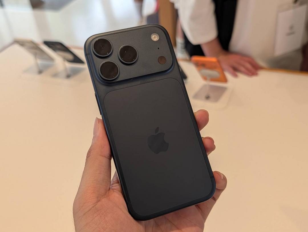 「藏藍色」接近深藍色，但在某些光源下也會顯得像是黑色。（圖／記者黃肇祥攝）