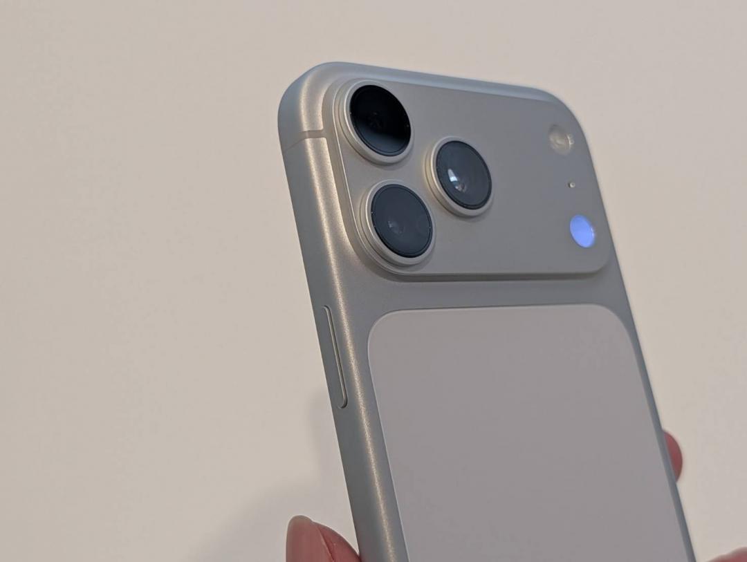 可以觀察邊緣一體成型的鋁金數，還有延伸到鏡頭區塊的天線。（圖／記者黃肇祥攝）