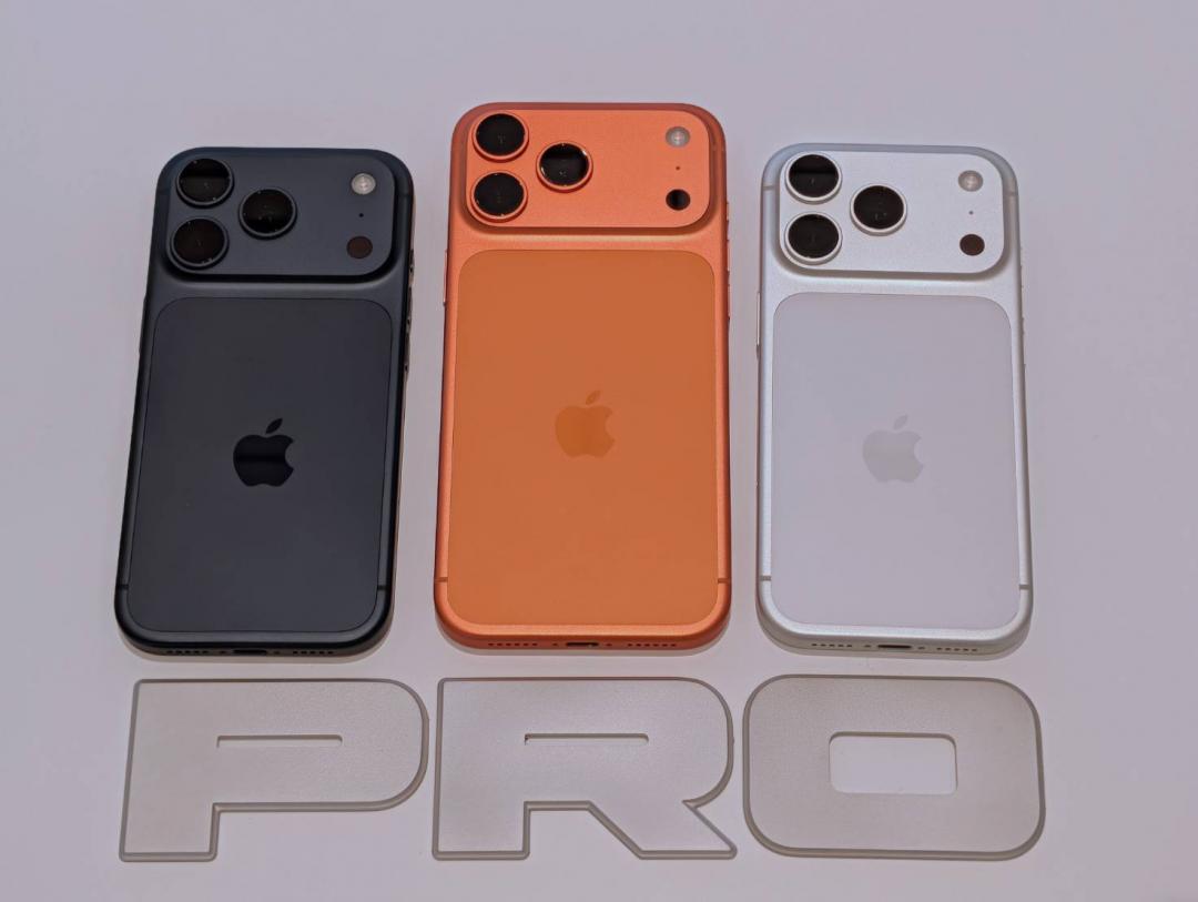 從左至右依序為藏藍色、宇宙橙、銀色（圖／記者黃肇祥攝）