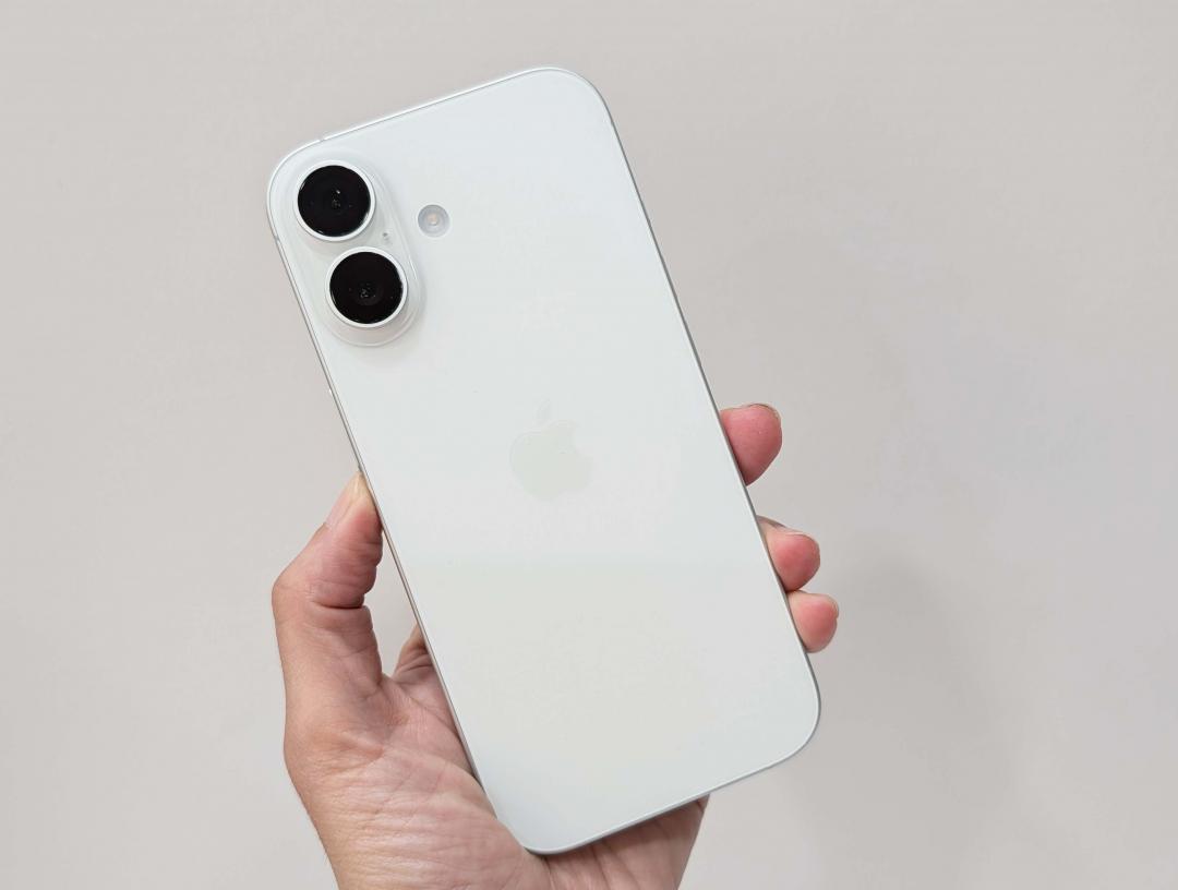 iPhone 17的外觀沿用原本風格,後置相機為4,800萬畫素雙鏡頭。(圖/記者吳佩樺攝)