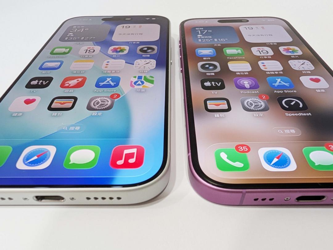 iPhone 17(左)的螢幕邊框比起iPhone 16(右)再縮窄。(圖/記者吳佩樺攝)