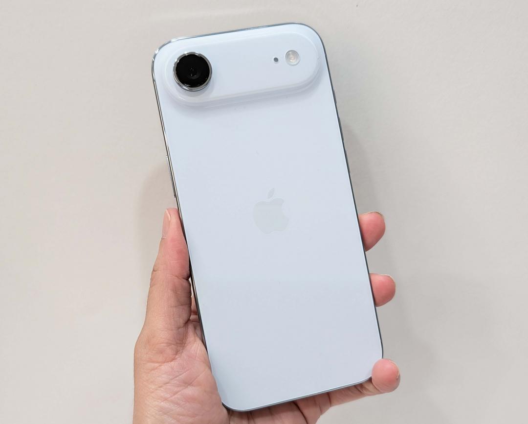 iPhone Air只配置單顆4,800萬畫素主鏡頭。(圖/記者吳佩樺攝)