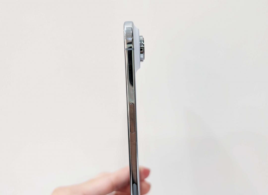 iPhone Air主打超薄設計,機身厚度僅5.6mm。(圖/記者吳佩樺攝)