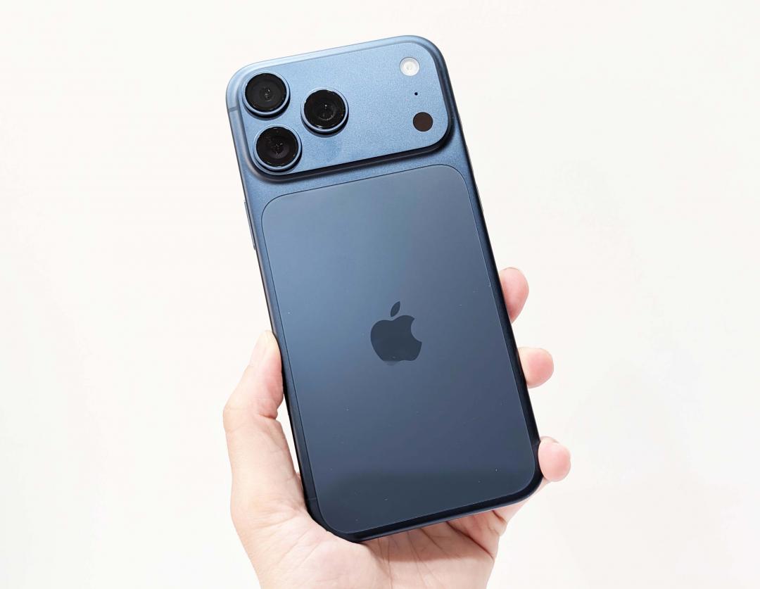 iPhone 17 Pro系列的外觀大改,很有辨識度的一代。(圖/記者吳佩樺攝)