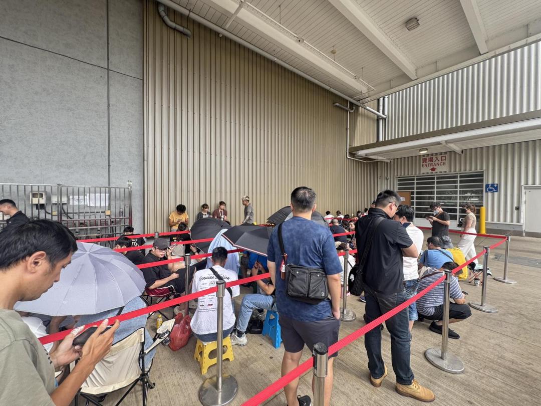 全台好市多一大早就出現大批排隊人潮。（圖／翻攝網路）