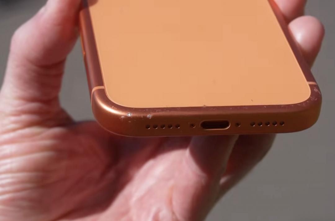 雖然iPhone 17 Pro更耐摔，但鋁合金邊框容易有刮痕。（圖／Apple Track）