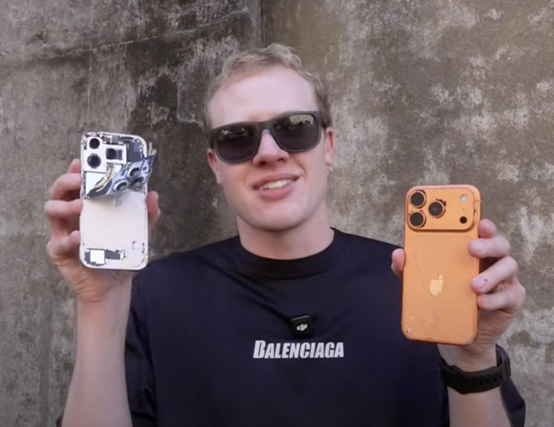 iPhone 16 Pro（左）已經整個被摔裂，但iPhone 17 Pro（右）依然完好。（圖／Apple Track）