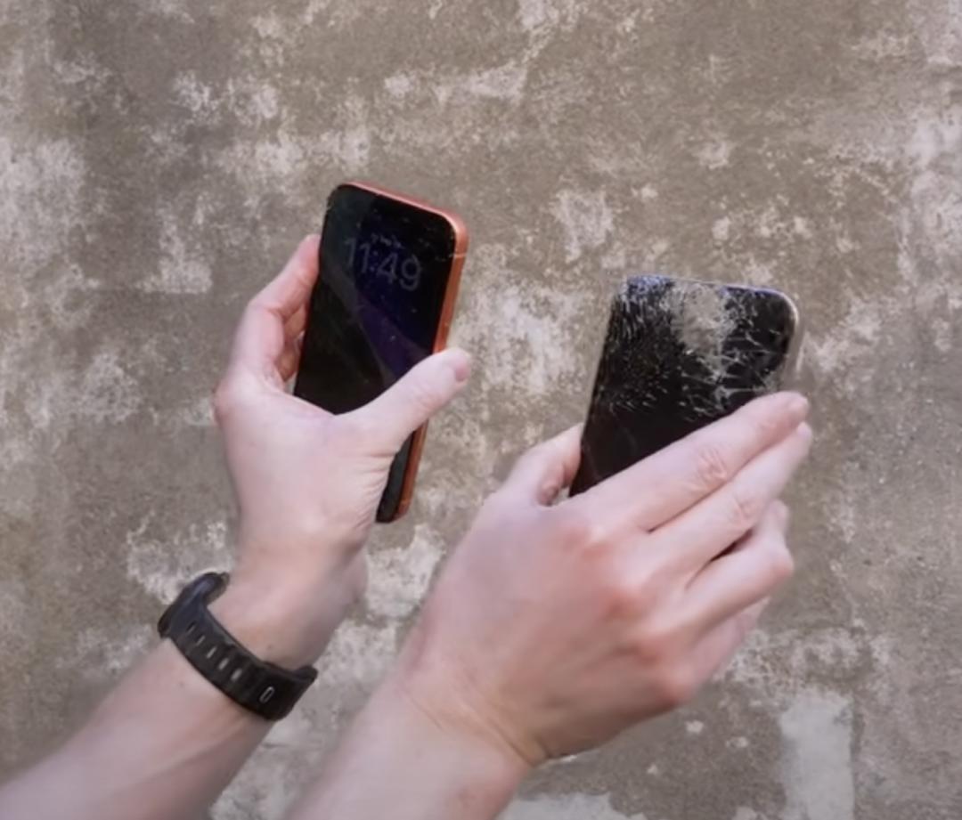 直到最後，iPhone 17 Pro（左）的螢幕仍保持完好，iPhone 16 Pro（右）則早被摔裂。（圖／Apple Track）