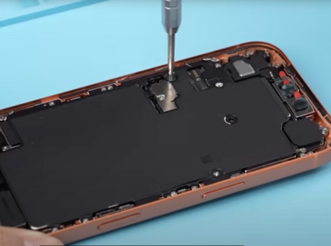 減少黏合劑的使用，內部共使用14顆螺絲，讓零件更容易拆卸和更換。（圖／REWA Technology）