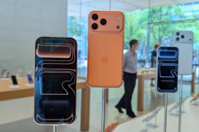 iPhone 17系列開賣引爆排隊潮 頭香果粉連六年卡位成功 三大電信祭好康吸引目光 iPhone 17系列開賣引爆排隊潮 頭香果粉連六年卡位成功 三大電信祭好康吸引目光