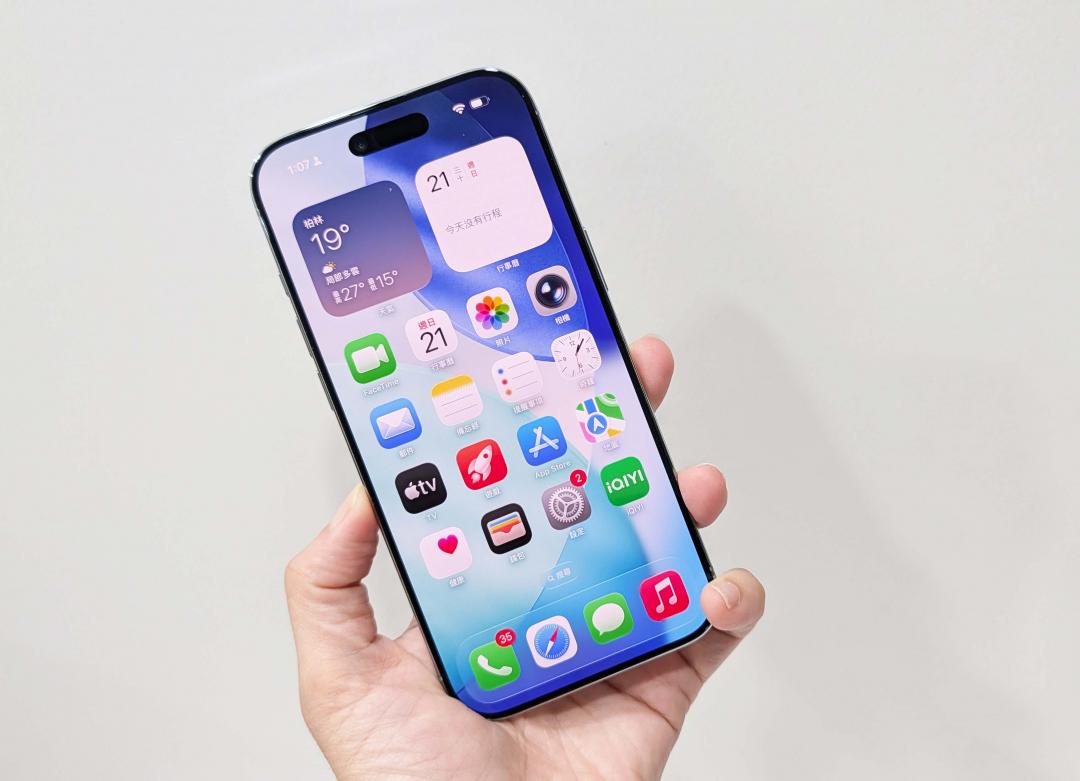 配置6.5吋螢幕，最高3,000尼特峰值亮度，還有抗反光塗層。（圖／記者吳佩樺攝）