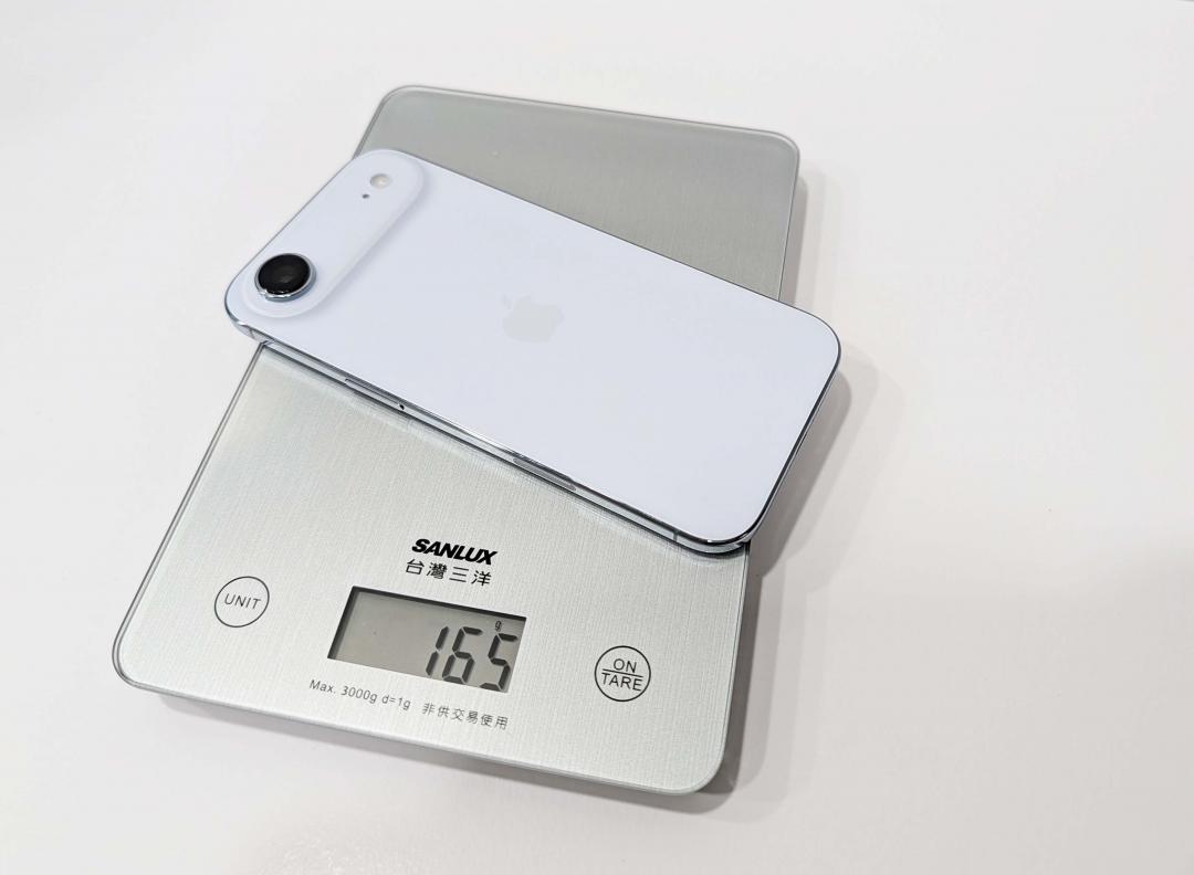 實際測量為165公克，跟官方數據相同。（圖／記者吳佩樺攝）