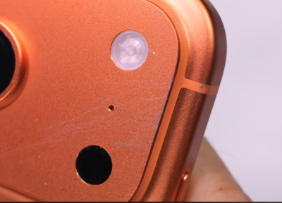 iPhone 17 Pro 被硬幣滑過就掉漆!專家實測最大弱點在這裡 iPhone 17 Pro 被硬幣滑過就掉漆!專家實測最大弱點在這裡