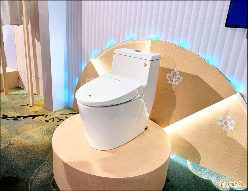 具備智慧雙溫控功能的溫水洗淨便座，可自動調整三段水溫和座溫。（記者吳佩樺攝）