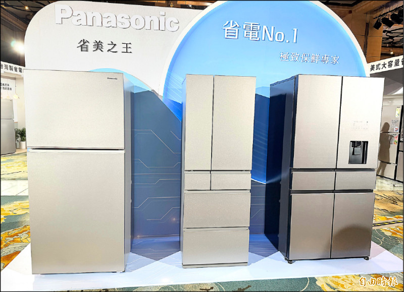 新型智慧冰箱會主動學習使用者的生活習慣，自動調整運轉模式，達到省電效果。（記者吳佩樺攝）