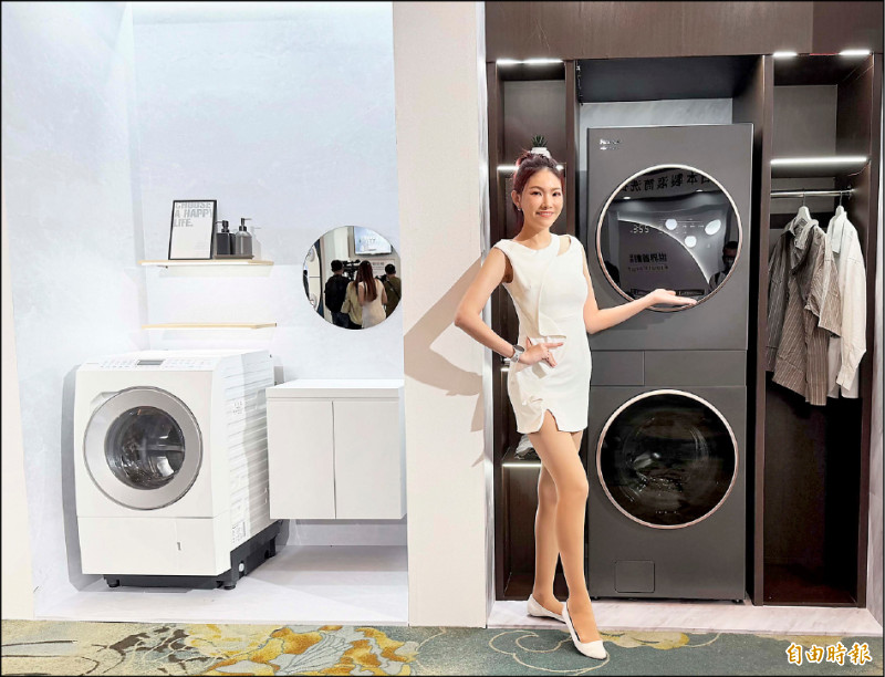 AI智慧雙控洗烘衣機（圖右）搭載智慧雙控面板，設計簡潔俐落，操作直覺易上手。（記者吳佩樺攝）