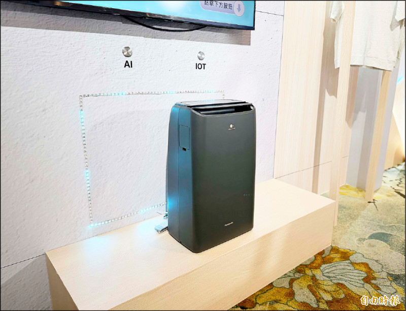 新款Smart Dry變頻除濕機內建溫濕智慧雙感知功能，減少耗電。（記者吳佩樺攝）