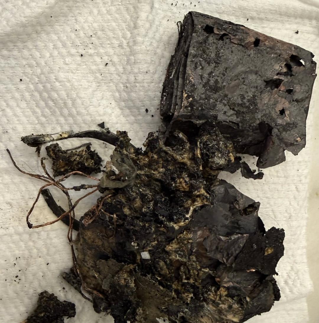 一名何姓網友表示，行動電源在自家客廳自燃起火。（圖／翻攝爆料公社公開版）