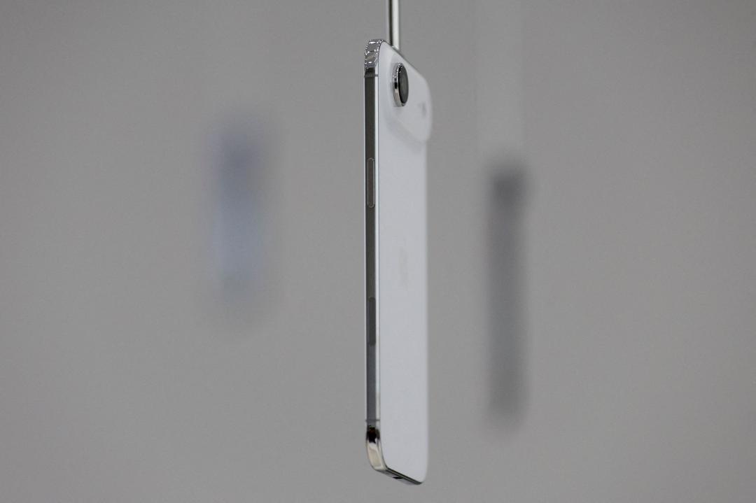 傳聞指出，首款摺疊iPhone展開時的機身厚度會比iPhone Air更纖薄。（圖／路透社）